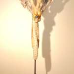 2024 2025 Bois flotté de Loire, pierres semiprécieuses, feuilles d’arbre d’araucaria, fils de cuivre, brou de noix et peinture acrylique. Hauteur 50 cm